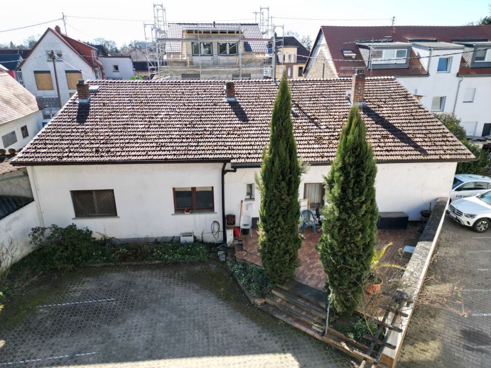 Besondere Investitionsmöglichkeit in Nieder-Eschbach mit Entwicklungspotenzial!