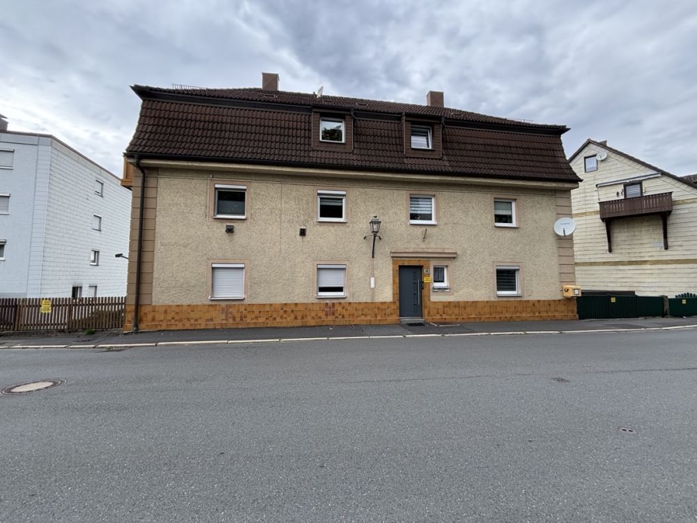 Renovierungsbedürftige 2-Zimmer-Eigentumswohnung in Marktredwitz mit Gartenanteil und schönen Blick über den Auenpark!