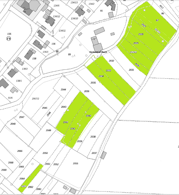 mehrere sonnige Wiesenflächen