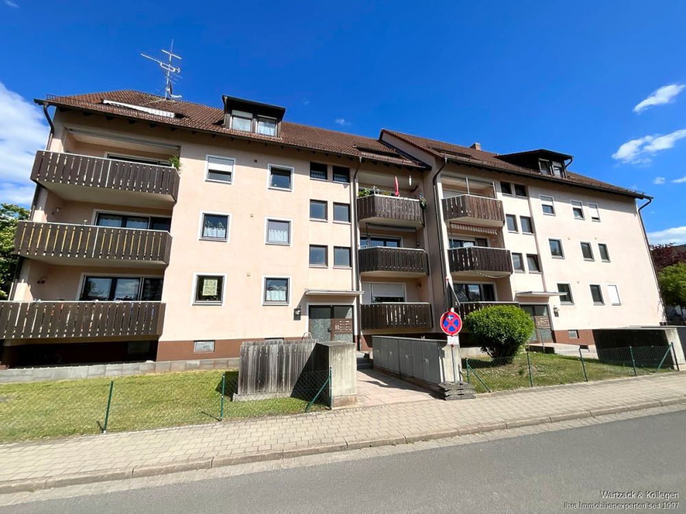 Renovierte 4-Zimmer-Wohnung 
mit 94 m² Wohnfläche, 
Balkon, Einbauküche & TG-Stellplatz