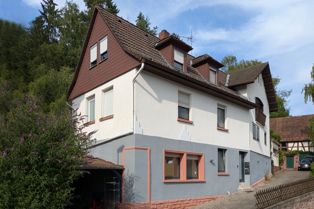 Selbstnutzer & Kapitalanleger aufgepasst:  2-Familienhaus mit Garagentrakt und viel Potential!