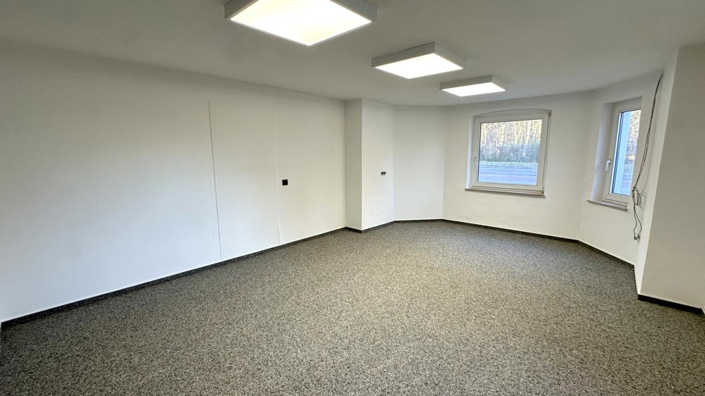 Büro I mit Glastrennwand; Zweier- oder Chefbüro möglich