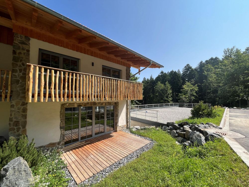 Außenansicht Reiheneckhaus mit Terrasse und Balkon