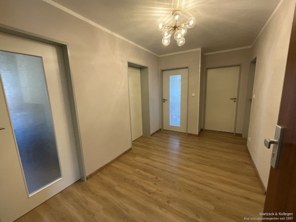 Hier müssen Sie nur noch einziehen- renovierte 3,5-Zimmer-Wohnung mit EBK, Balkon und Garage