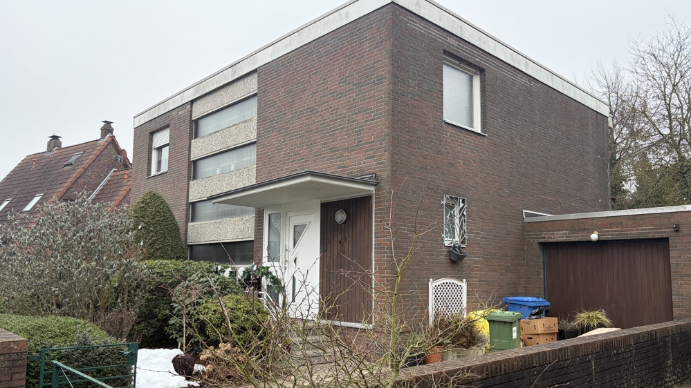 Gepflegtes Einfamilienhaus in ruhiger Wohngebietslage von Oldenburg mit Terrasse und zwei Garagen (2)