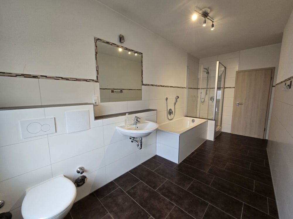 Großzügige, modernisierte 3-Zimmer-Wohnung
mit großem Balkon