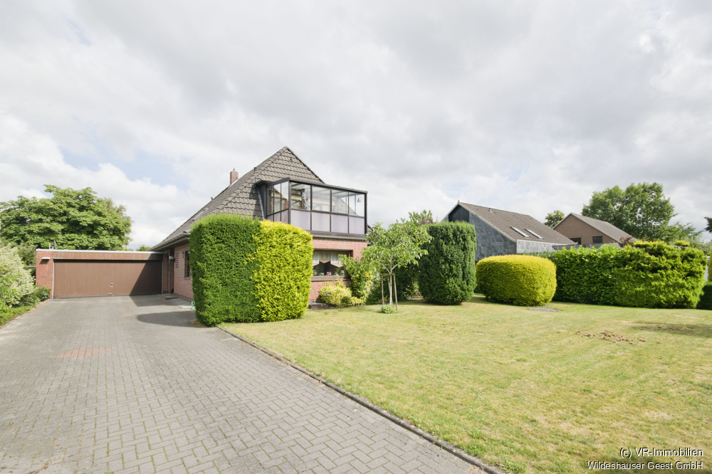 Großes Einfamilienhaus mit Vollkeller und Doppelgarage in Kirchhatten