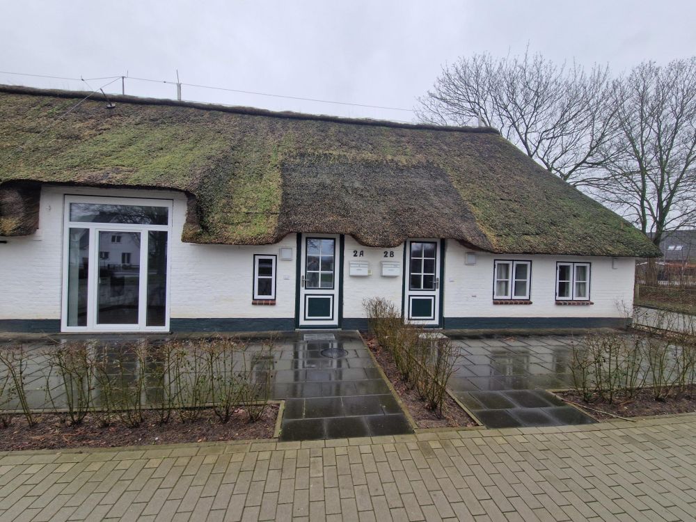 Die Nordseite mit Blick auf die Terrasse und den Eingangsbereich