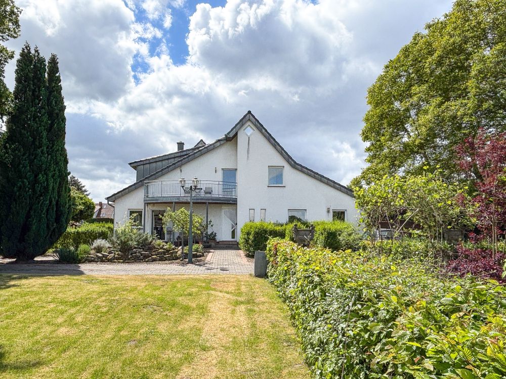 Wohnhaus mit toll angelegtem Garten im Außenbereich von Mettingen!