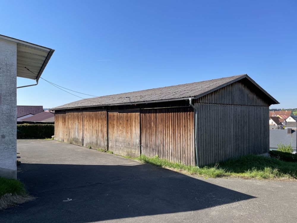 Ehemaliges Bankgebäude mit Lagerhalle - leicht umzubauen zu Wohnraum