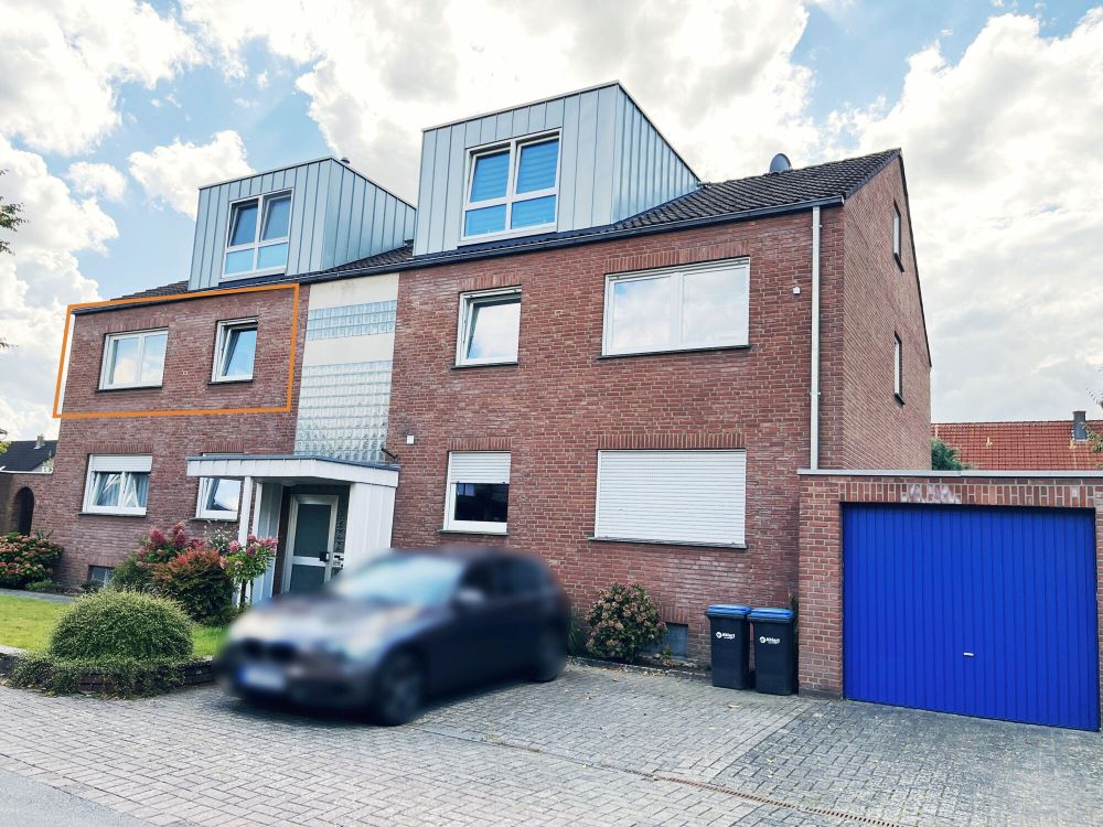 Straßenansicht mit Hauseingangsbereich