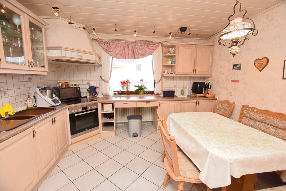 Viel Platz für Familie, 
Beruf oder Hobby!
Zweifamilienhaus mit Stall 
und weiteren Nebengebäuden