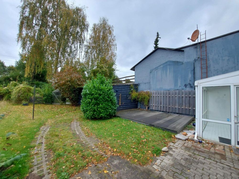 Ein Zuhause mit Potenzial – gemütliche Doppelhaushälfte mit Wintergarten, Carport und Gewächshaus