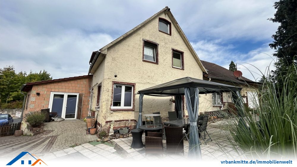 Vielseitiges Zweifamilienhaus mit großem Grundstück