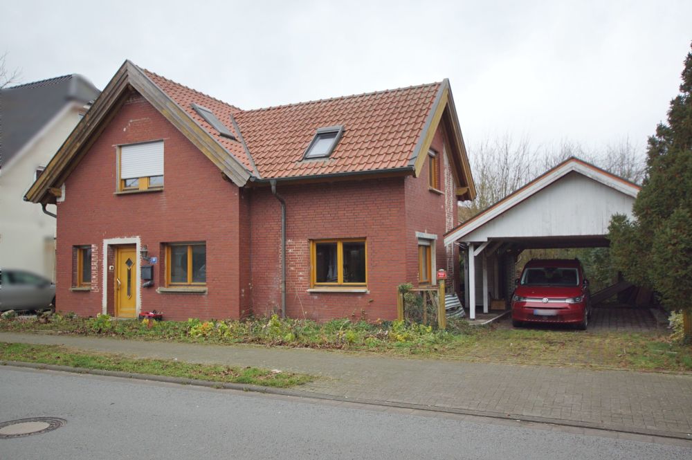 Vorderansicht mit Carport