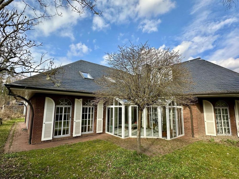 Gartenansicht mit Wintergarten