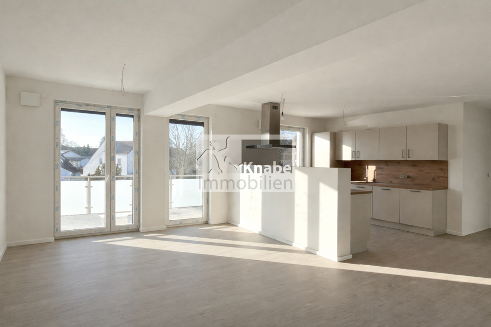 Helles, modernes Wohnzimmer mit Küche