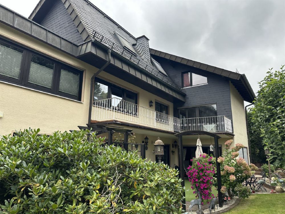 Luxus trifft Funktionalität: Einfamilienhaus mit Büro in Top-Lage