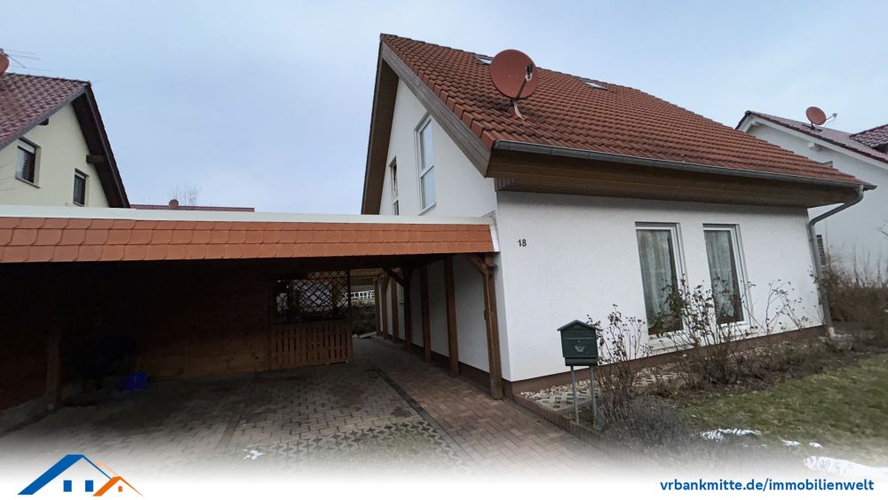 Frontansicht mit Carport