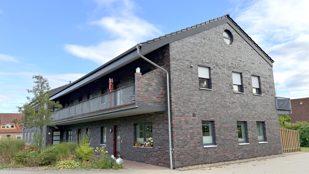 Kapitalanlage! Attraktive OG-Wohnung (2 ZKB) mit Carport-Stellplatz in zentraler Lage in Edewecht