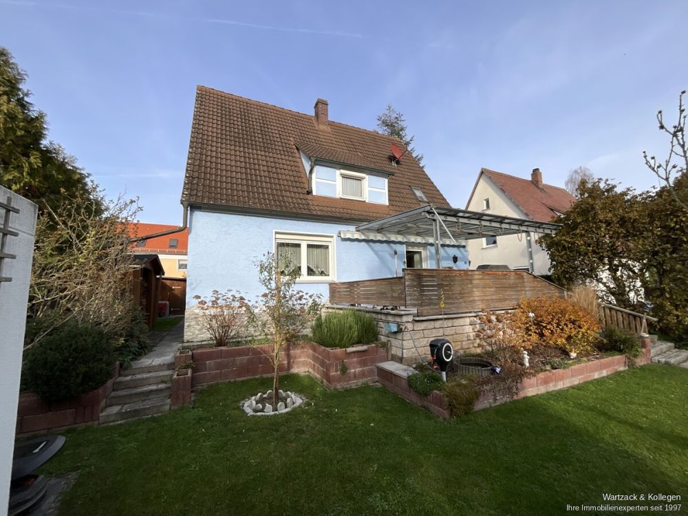 Blick auf das Haus mit Terrasse