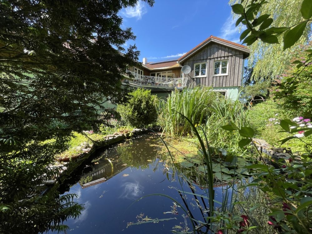 Wohnhaus in Traumlage mit vier Garagen und Nebengebäuden im Ort Griesbach