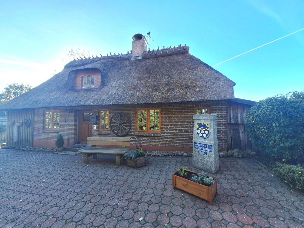 Zauberhafte Reetkate in Sackgassenendlage in den Feldern von Esgrus