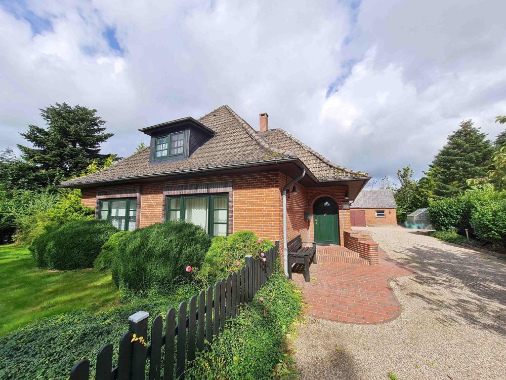 Großzügiges EFH samt liebevoll angelegtem, gepflegten Grundstück in Behrendorf