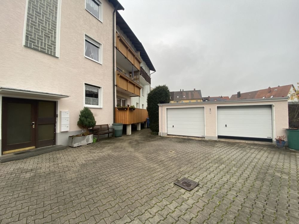 Voll vermietetes 3-Familienhaus mit 2 Garagen und Stellplatz in zentrumsnaher Lage in Weiden zu verkaufen!