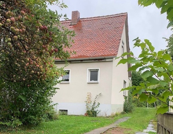Für begabte Handwerker: Einfamilienhaus mit wunderschönem Grundstück in ruhiger Lage von Roßtal! (2)