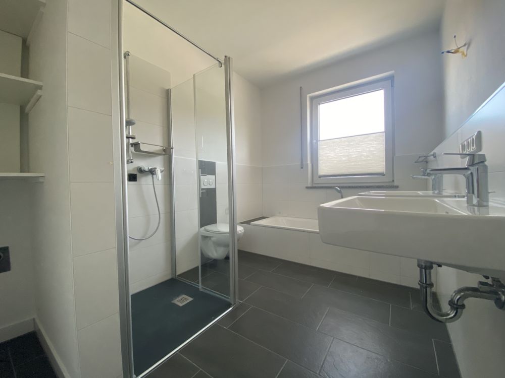 Sehr schöne, exklusive 3-Zimmer-Terrassenwohnung mit Carport und Stellplatz in Weiden-Ost zu vermieten!