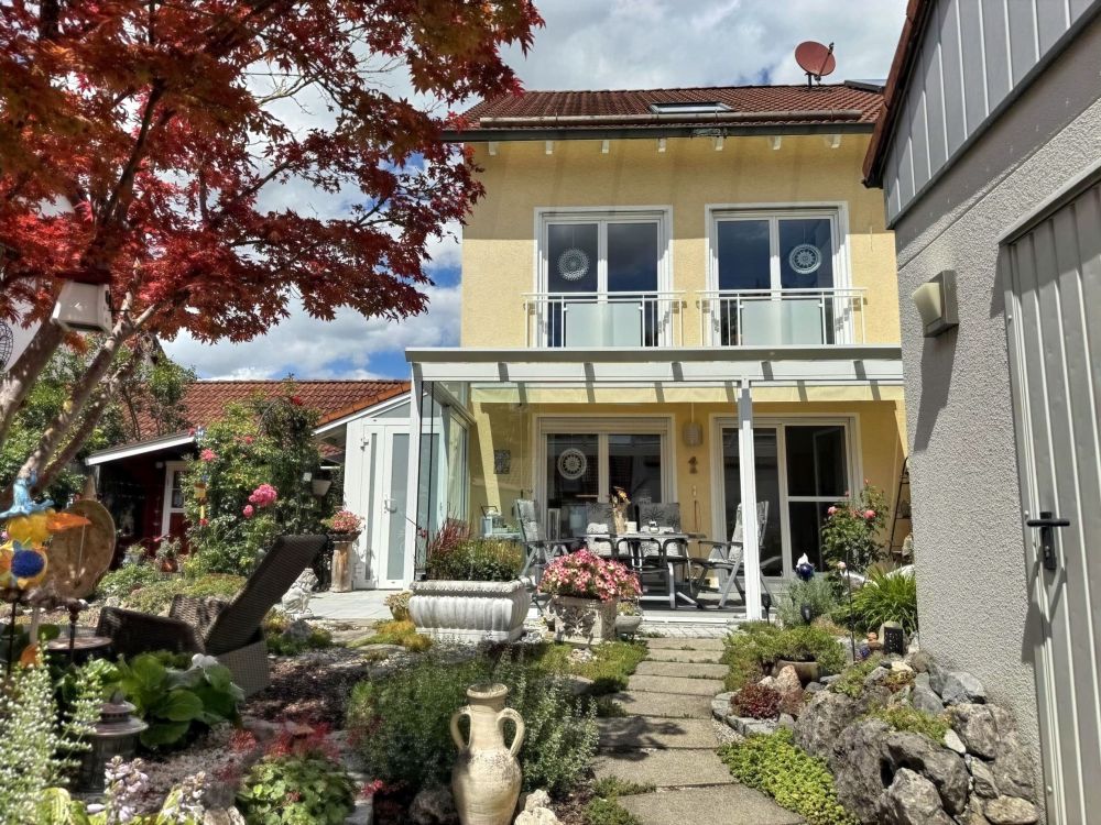 Hochwertig ausgestattetes REH mit viel Platz und traumhaft angelegtem Garten in Königsbrunn