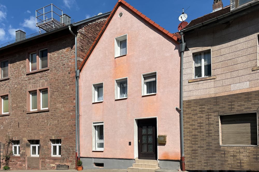 Komfortables Wohnen auf drei Ebenen – Reihenhaus mit Terrasse und Stellplatz