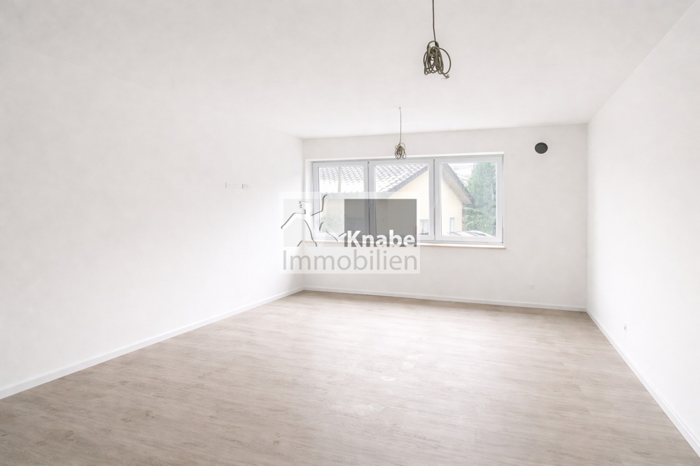 Blick ins Wohn-/ Esszimmer