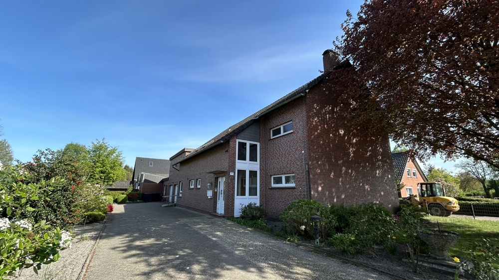 Gepflegtes Zweifamilienhaus mit zwei Garagen und Garten in ruhiger Lage von Bad Zwischenahn-Wehnen
