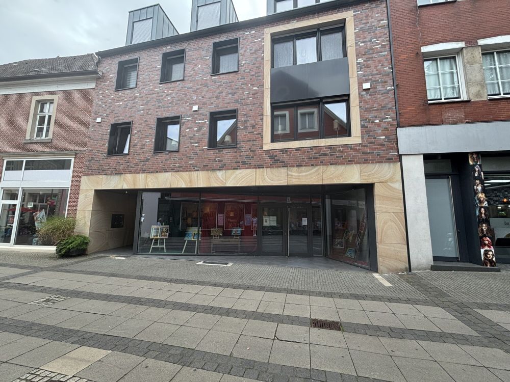 Eigene Gestaltung möglich!
großzügige Gewerbefläche
in stadtzentraler Lage zur Miete! (2)