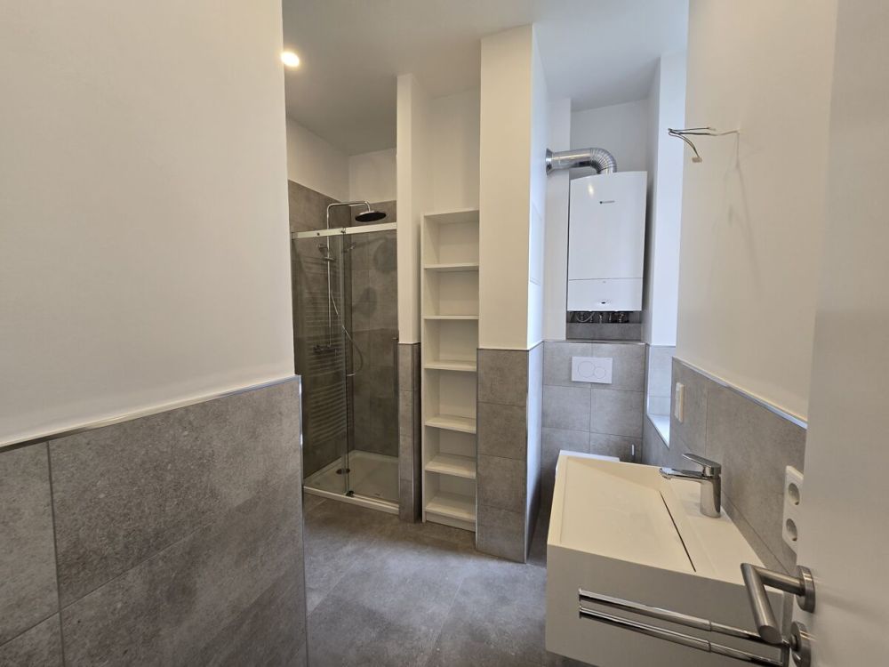 Erstbezug nach Grundsanierung!
Moderne, zentrale 2-Zi.-Wohnung