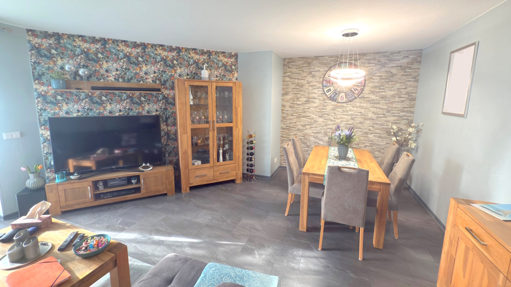 Charmante, modernisierte 2-Zimmer-Wohnung im I. Obergeschoss mit Balkon und Tiefgaragenstellplatz