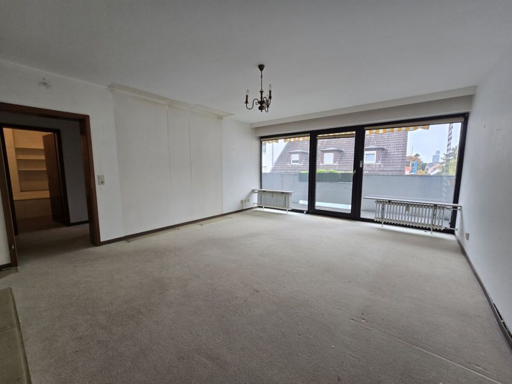 Aktuell in Renovierung - Gut geschnittene 2-Zi. Wohnung mit Balkon!