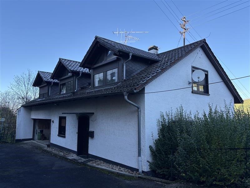 Charmantes Zweifamilienhaus mit Ausbaupotential!