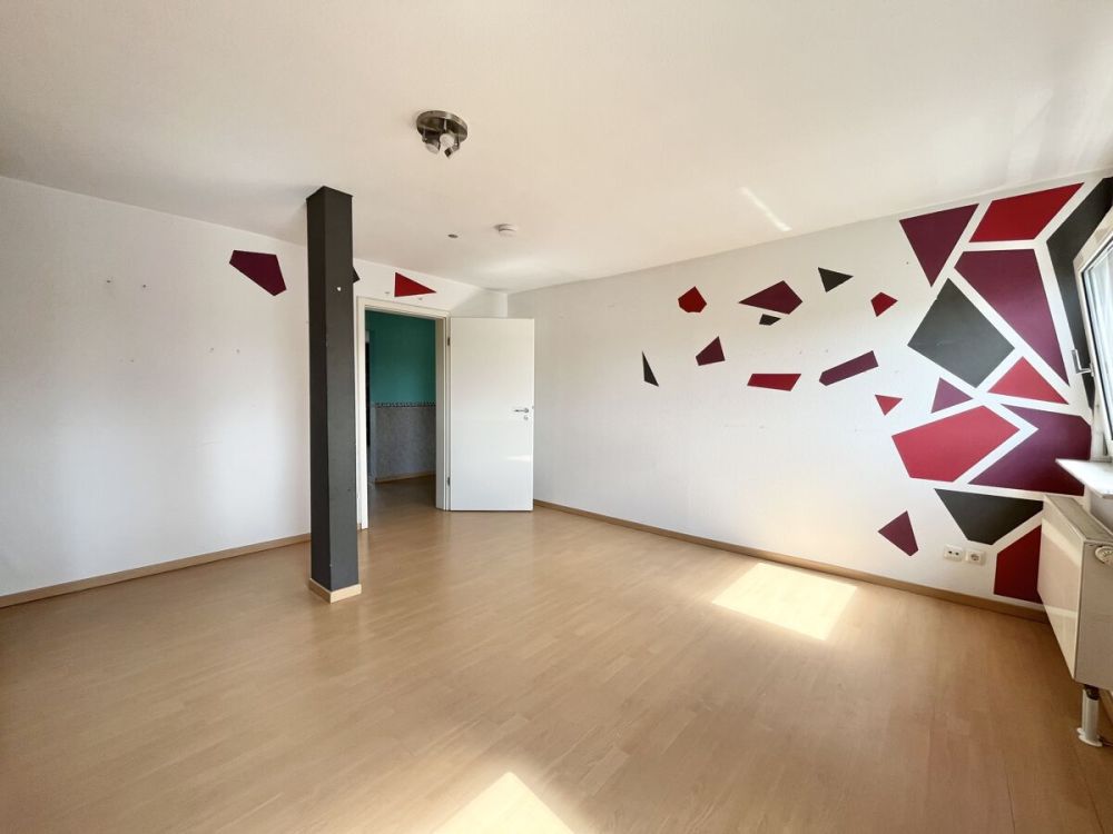 Exklusives Angebot: Großzügige 4-Zi.-Whg. mit PKW-Stellplatz in freundlicher Wohnanlage