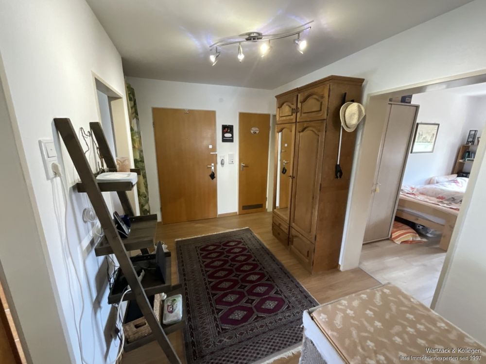 Gepflegte und gut geschnittene 
3,5-Zimmer-Wohnung 
im 1. OG 
inkl. Garage und Einbauküche