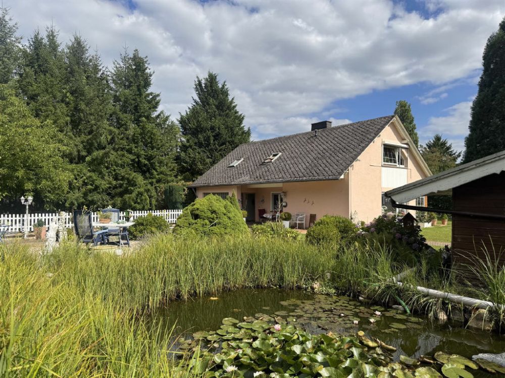 Charmantes Wohnhaus auf parkähnlichem Grundstück