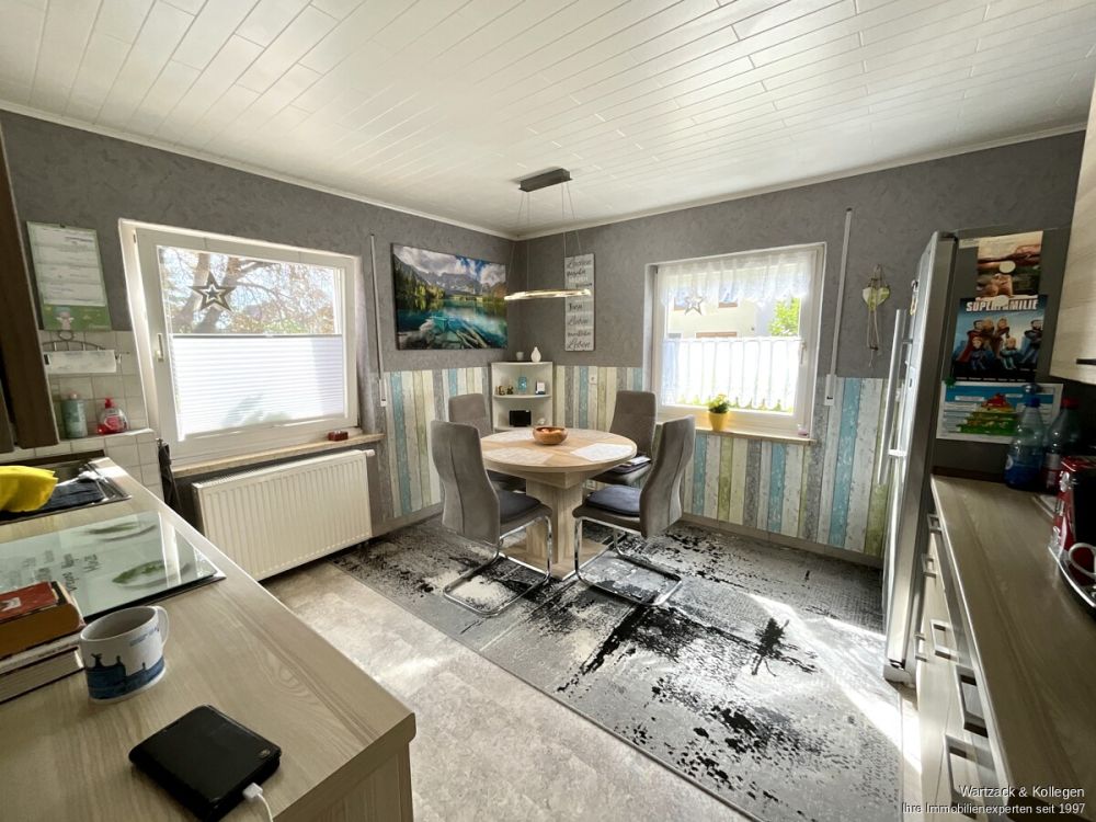 Komplett frei! 
Zweifamilienhaus mit zusätzlicher Einliegerwohnung im DG 
in Büchenbach