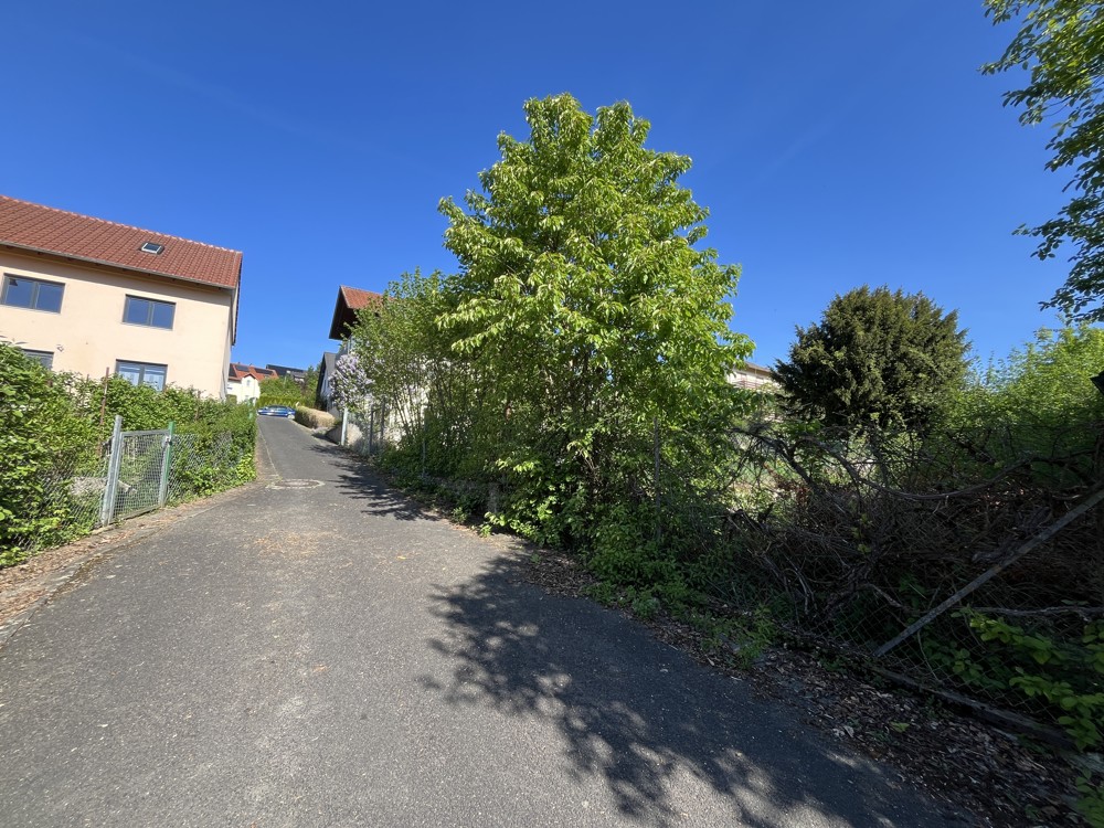 Kompakt, grün und voller Möglichkeiten – individuelles Baugrundstück in 97532 Üchtelhausen