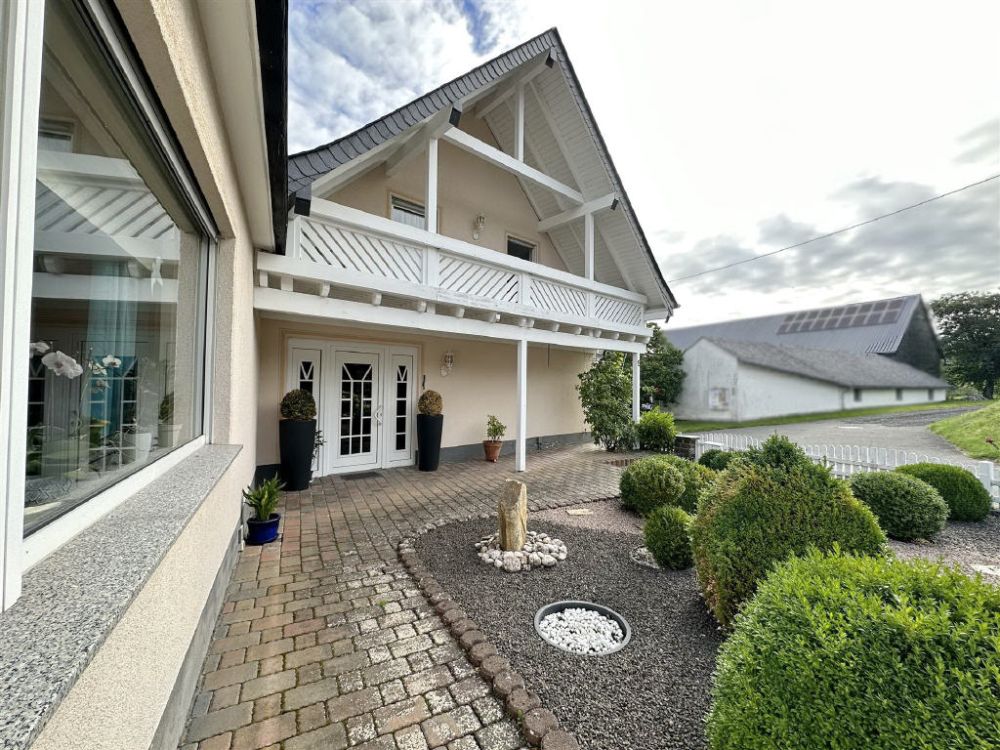 Sehr gepflegtes Einfamilienhaus mit großem Grundstück!