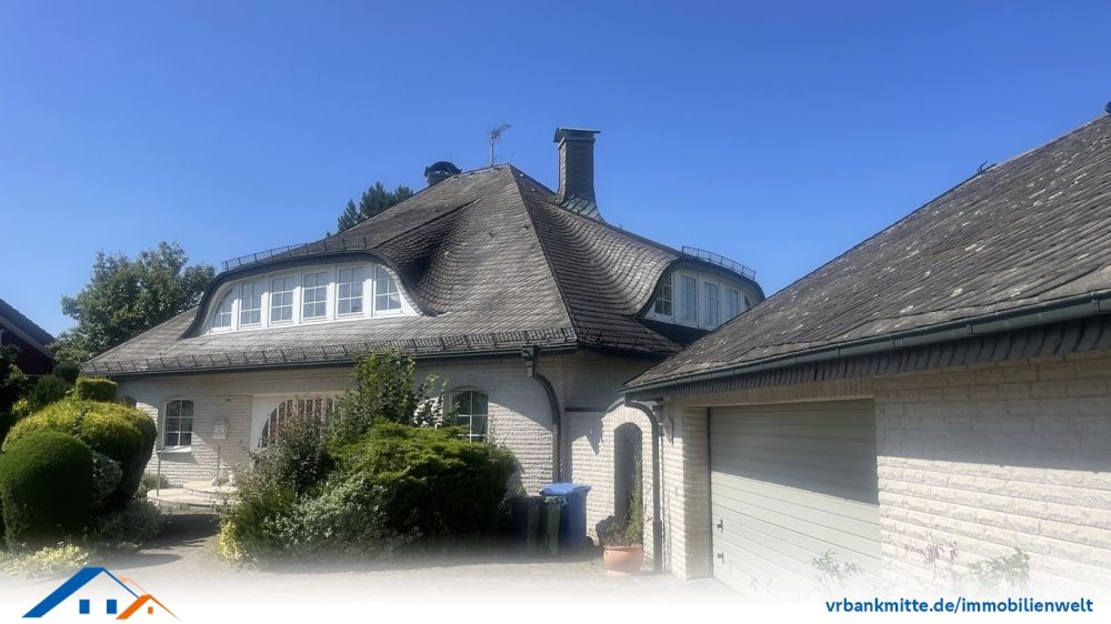 Ansicht mit Garage