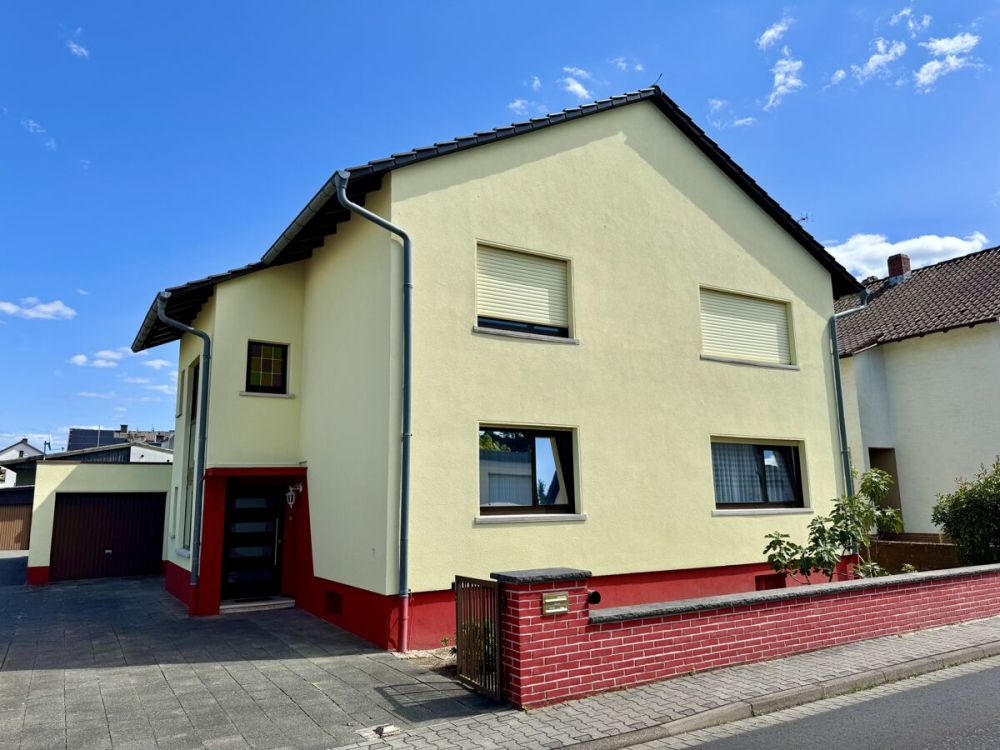 Ein- bis Zweifamilienhaus in idyllischer Ortslage
- großer Garten, 3 Garagen -