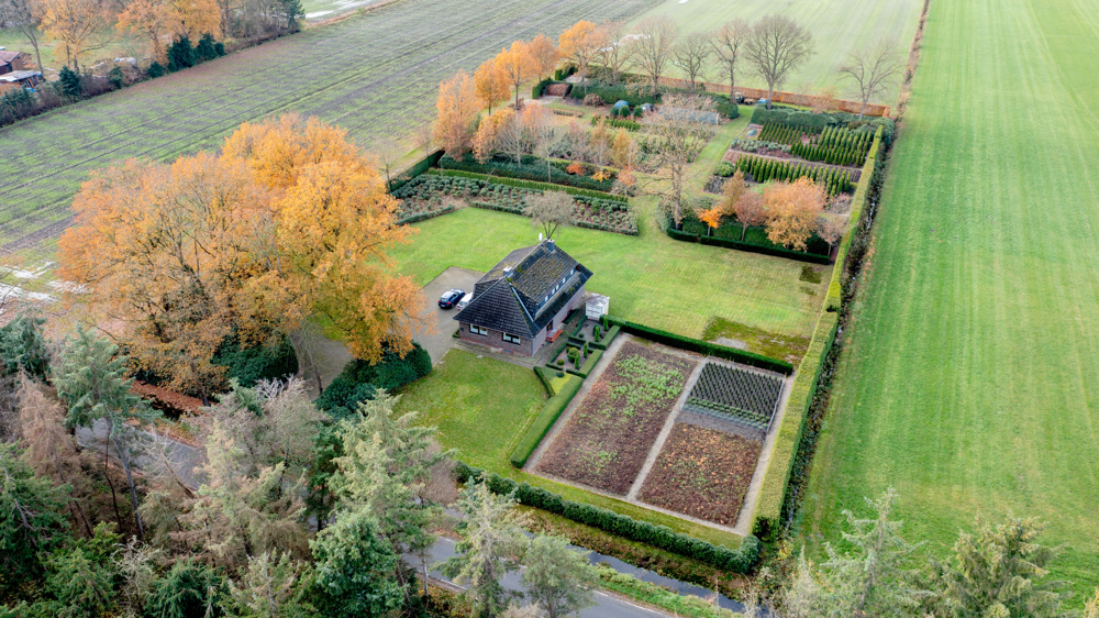 Großzügiges EFH mit Modernisierungsbedarf u. Garage auf großem Grundstück in Alleinlage von Edewecht
