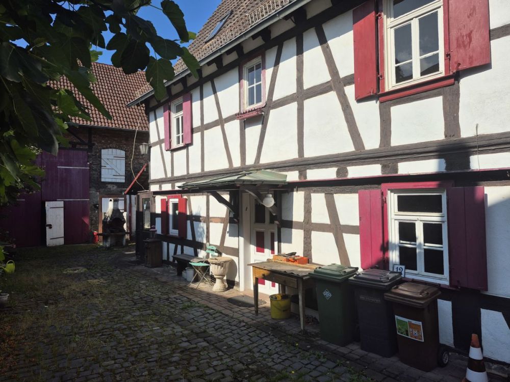 Historisches Fachwerkidyll mit Innenhof und Scheune  – eine Ruheoase im Herzen von Bischofsheim